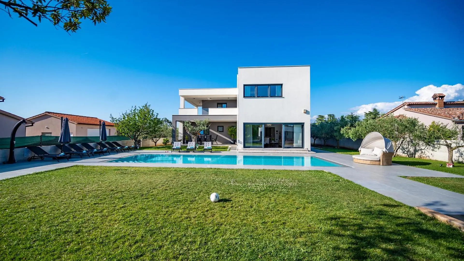 Villa Luen Near Pula With Large Garden And Private Pool For Families 0*,