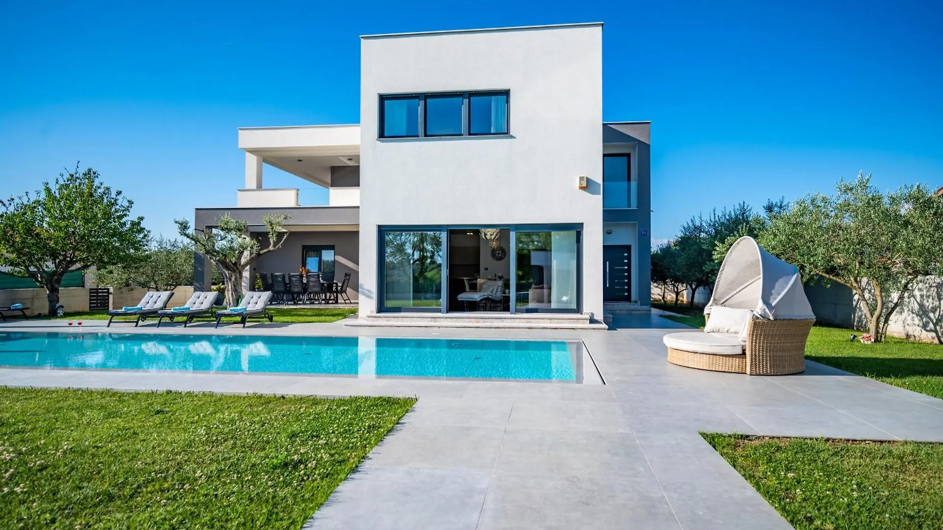 Villa Luen Near Pula With Large Garden And Private Pool For Families