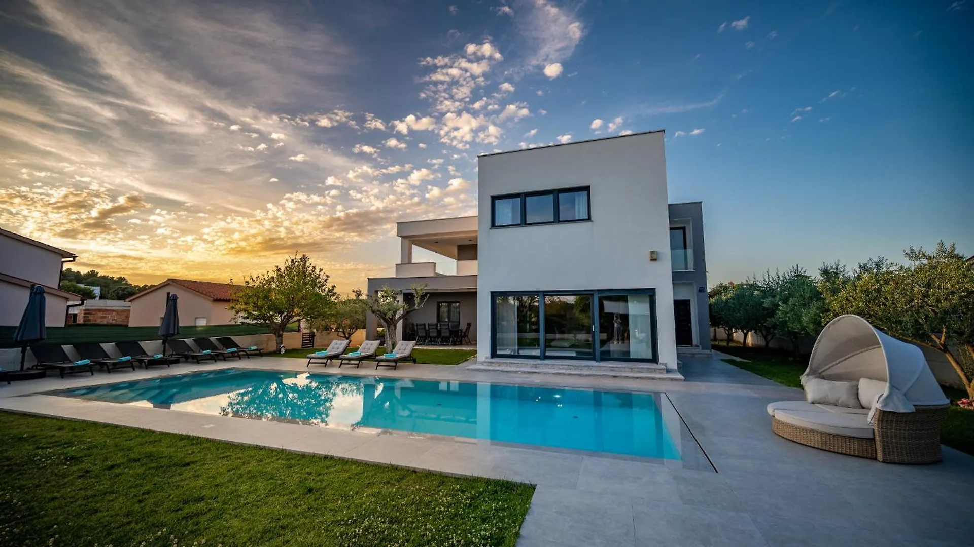 Villa Luen Near Pula With Large Garden And Private Pool For Families