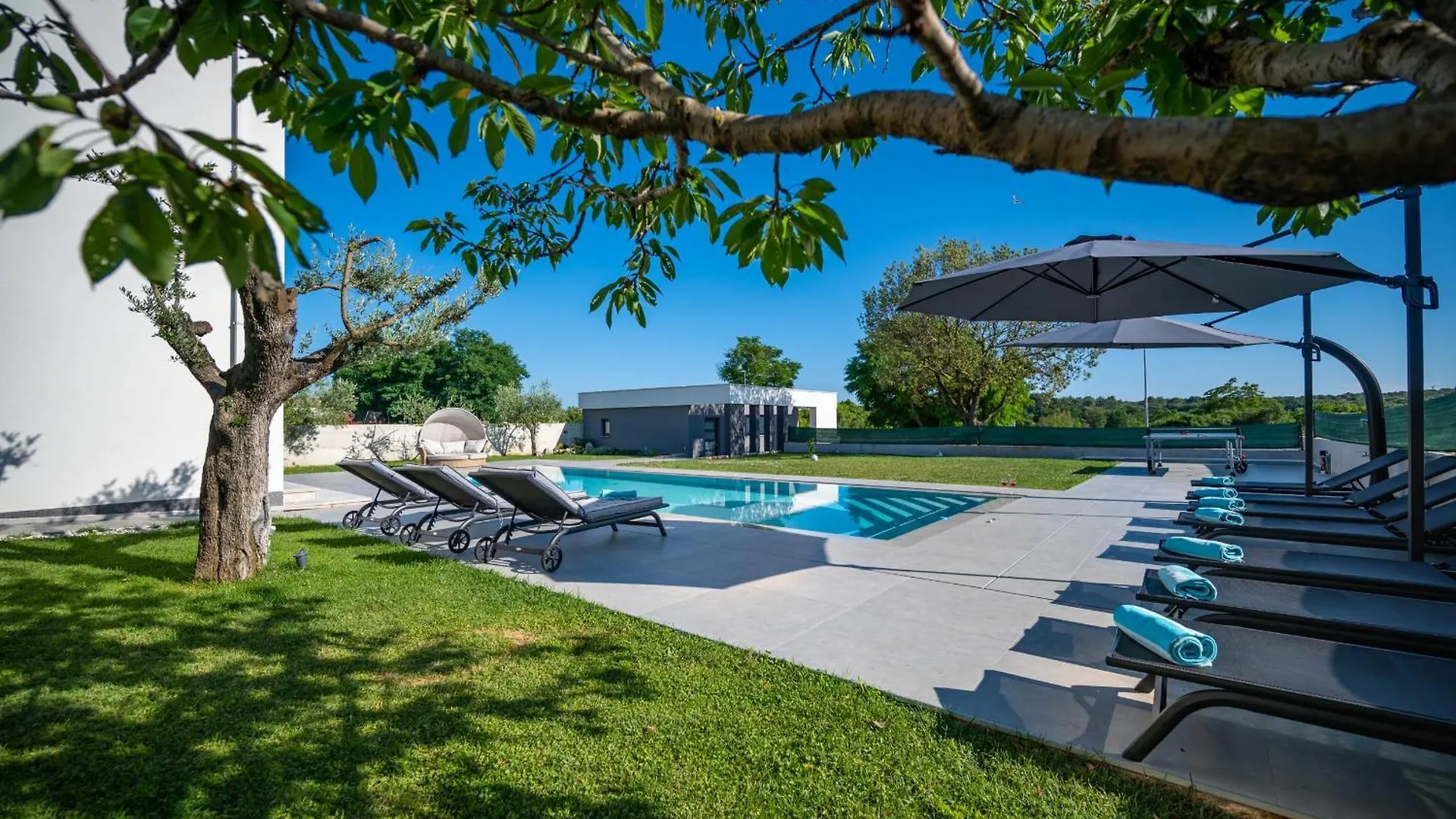 Villa Luen Near Pula With Large Garden And Private Pool For Families