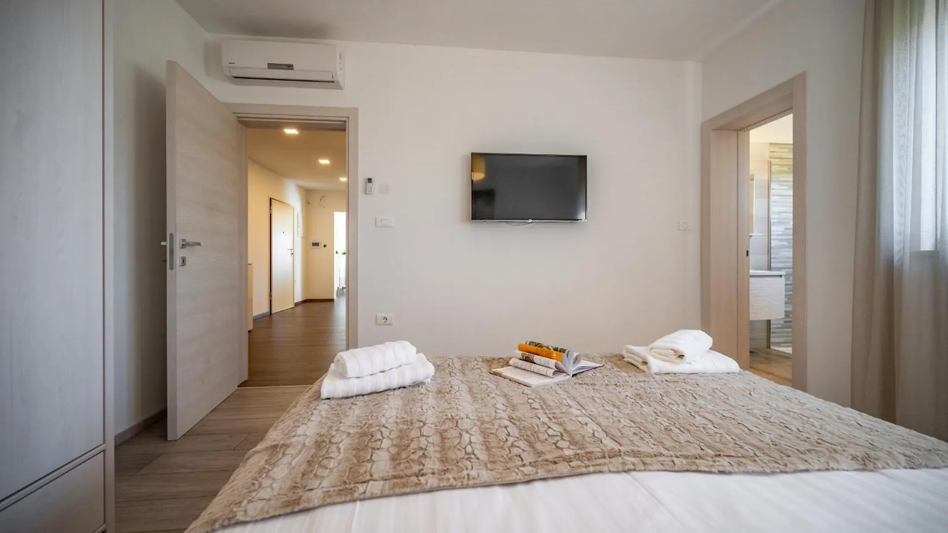 Villa Luen Near Pula With Large Garden And Private Pool For Families