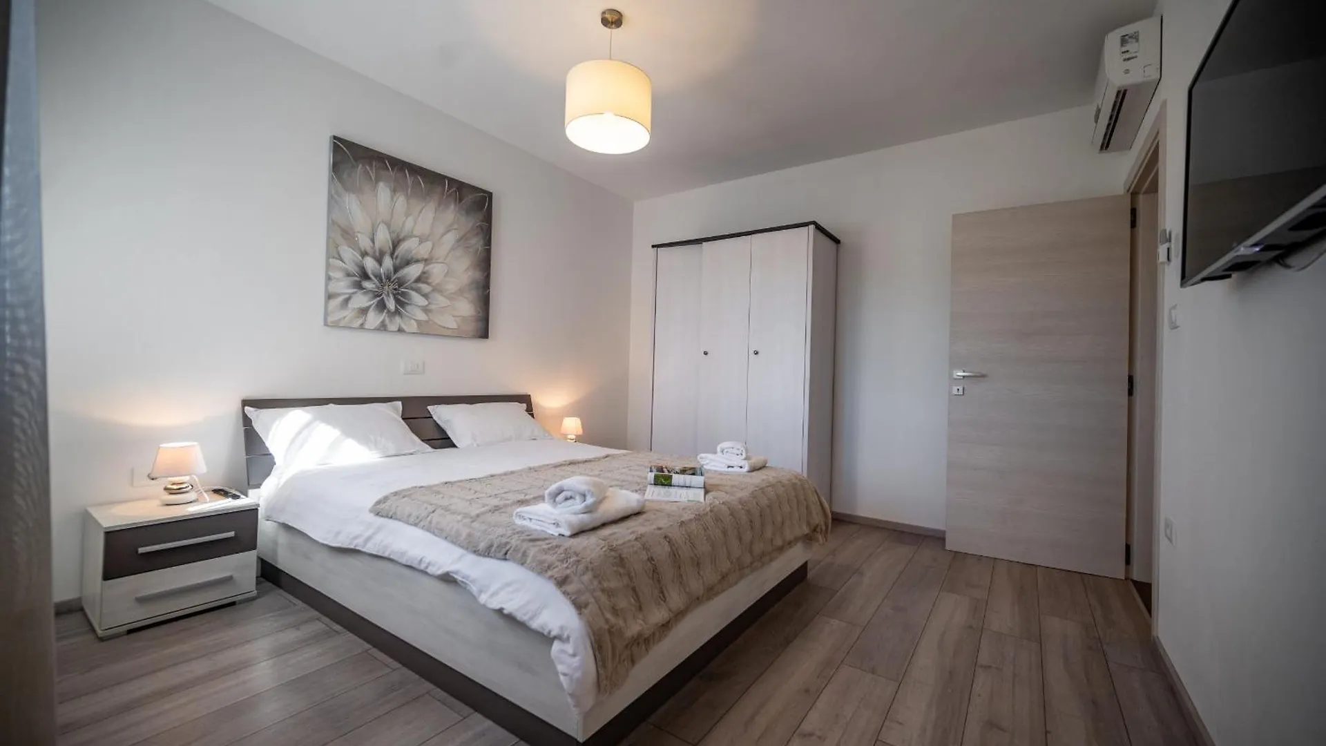 Villa Luen Near Pula With Large Garden And Private Pool For Families