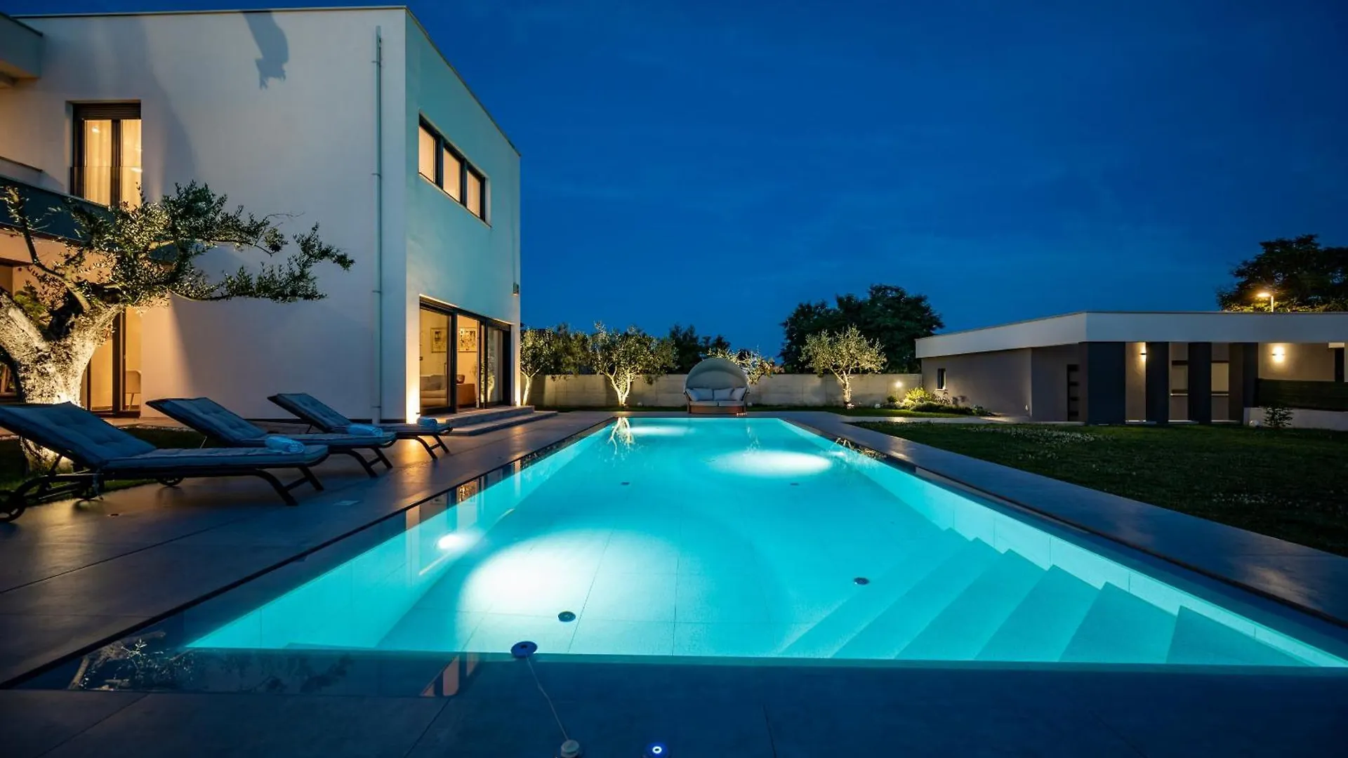 Villa Luen Near Pula With Large Garden And Private Pool For Families