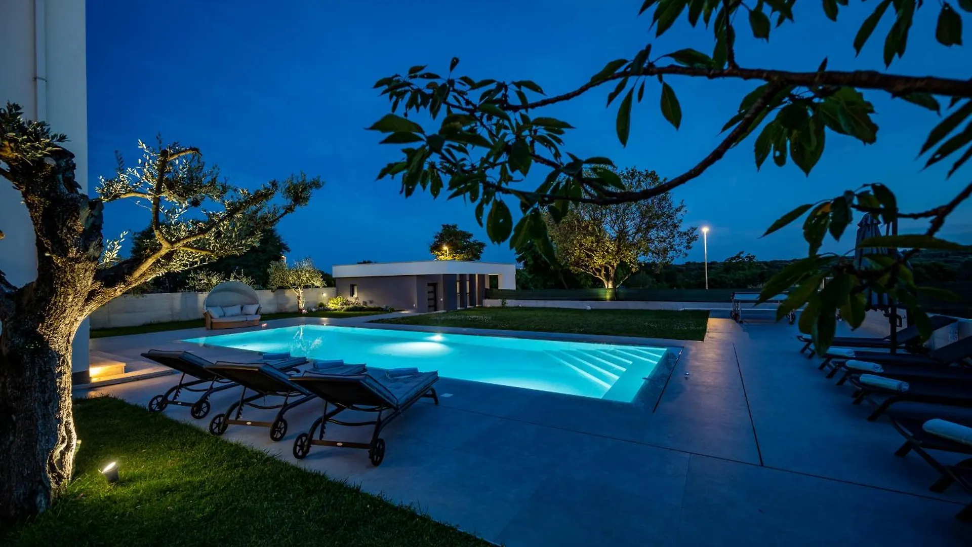 Villa Luen Near Pula With Large Garden And Private Pool For Families